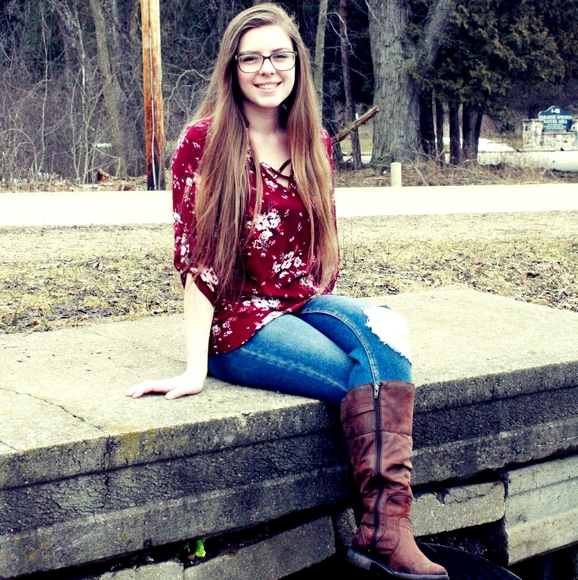 Meet your Posher, Gabriella - Picture 1 of 1